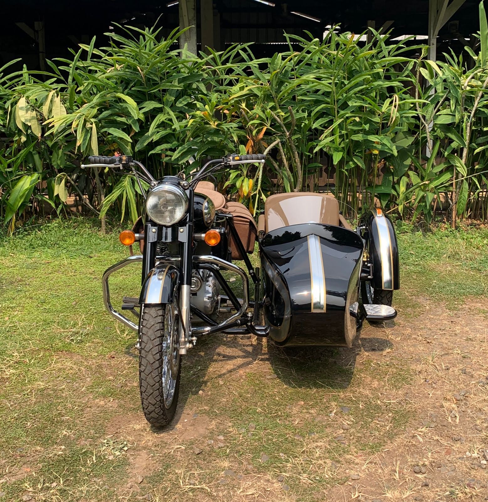 Royal Enfield Classic Sidecar – side profile